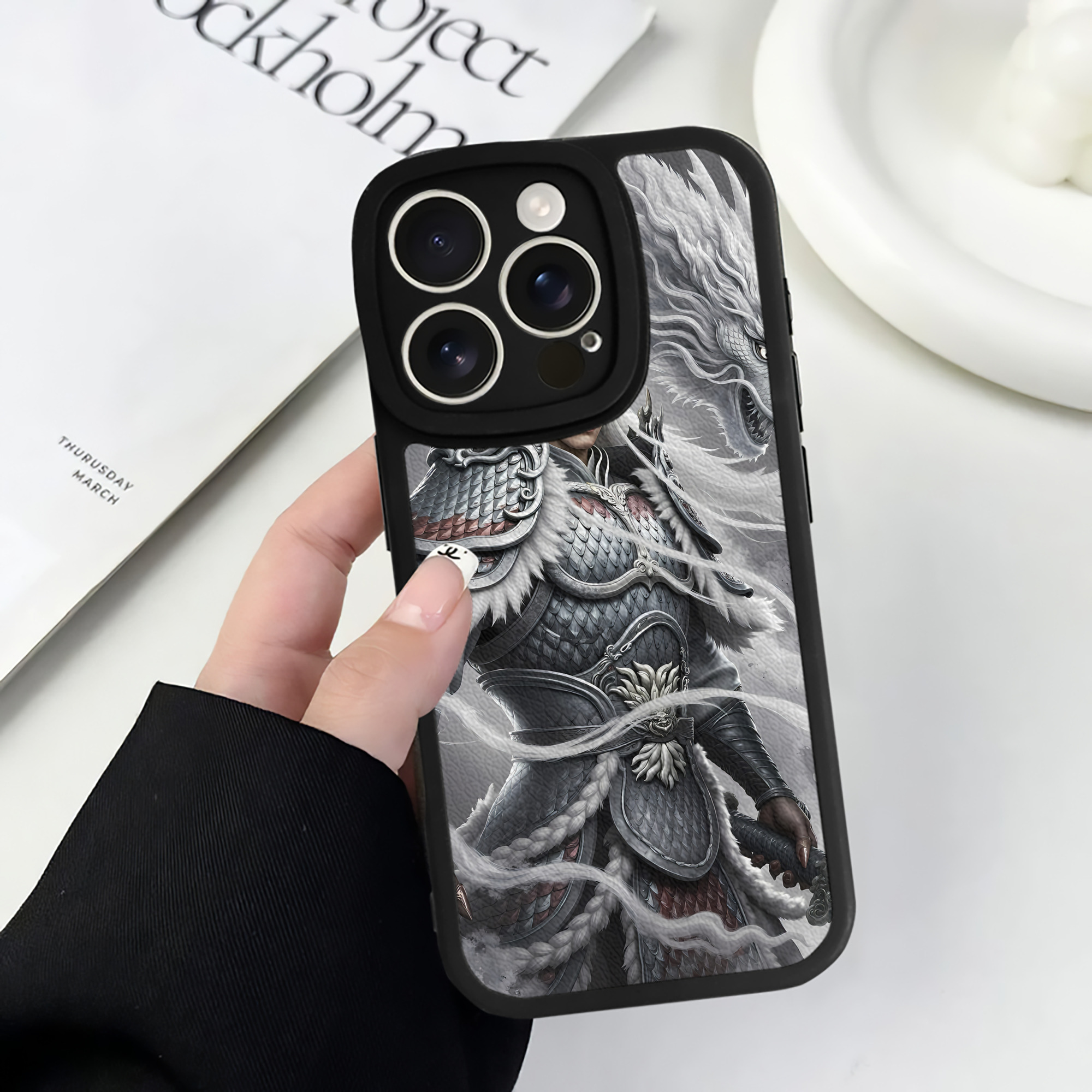 （画像用） Ne Zha 2 ナタ 魔童の大暴れ 【iPhone 16シリーズ対応】シリコンスマホケース（レザー調） 材質：シリコン